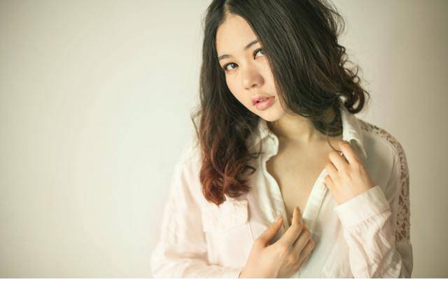 轻熟女时尚白衬衫性感写真