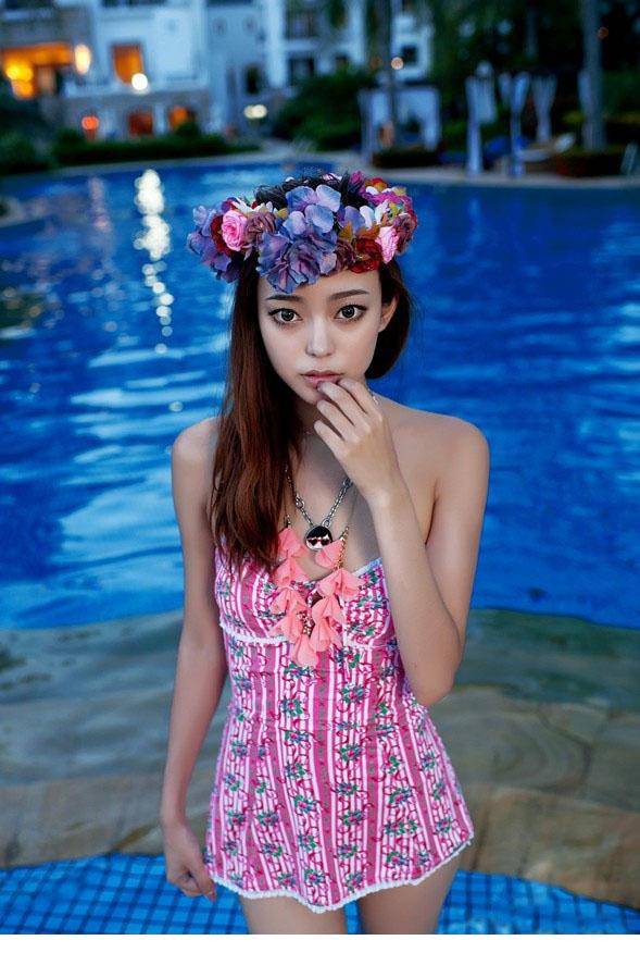 泳池边的比基尼泳衣美女模特清凉写真集