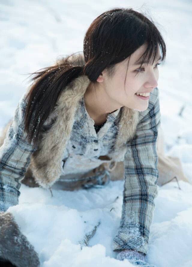 郑伊雪地绽放甜美笑容