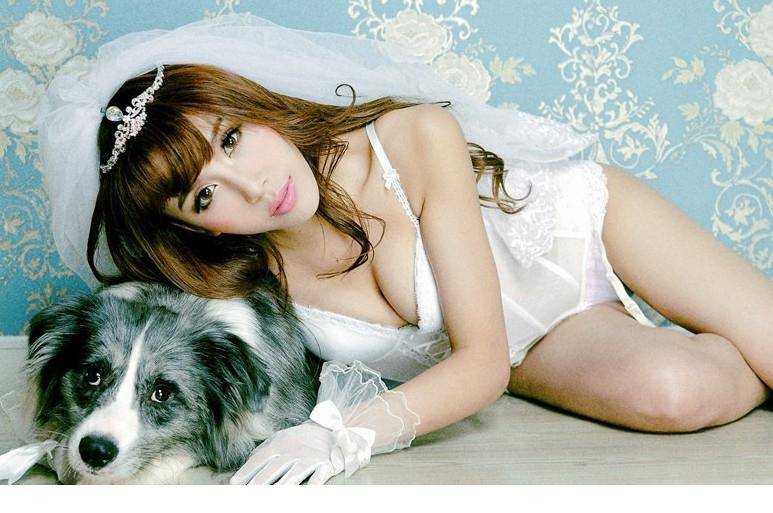 中国美女名模阳巧�携宠物狗拍性感写真