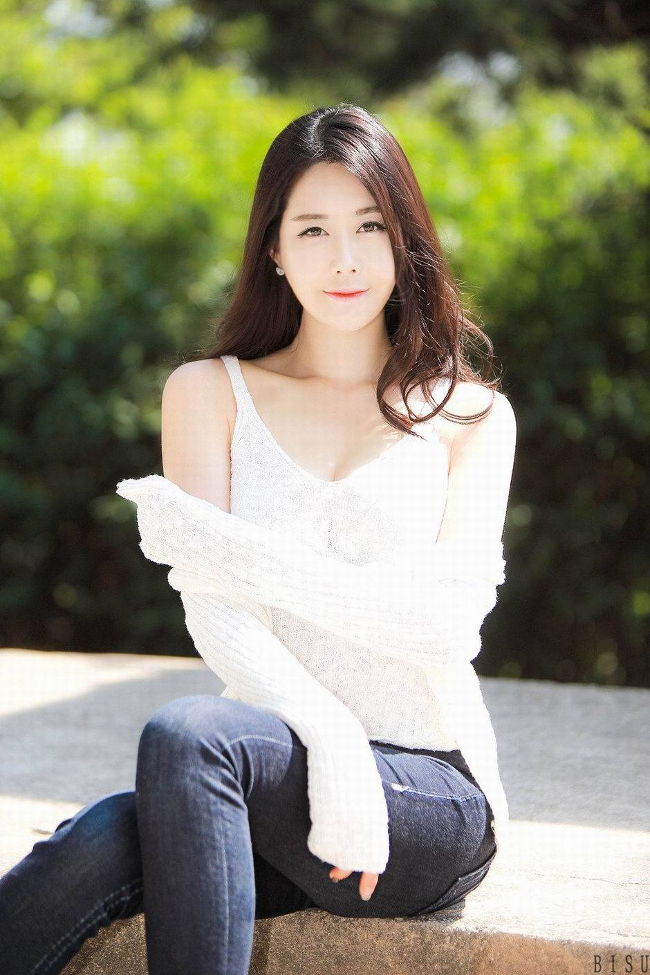 长发清纯女神殷夏荣外拍写真