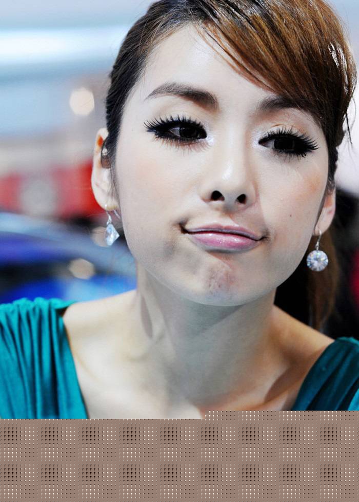 车展上的可爱嘟嘴俏皮美女写真