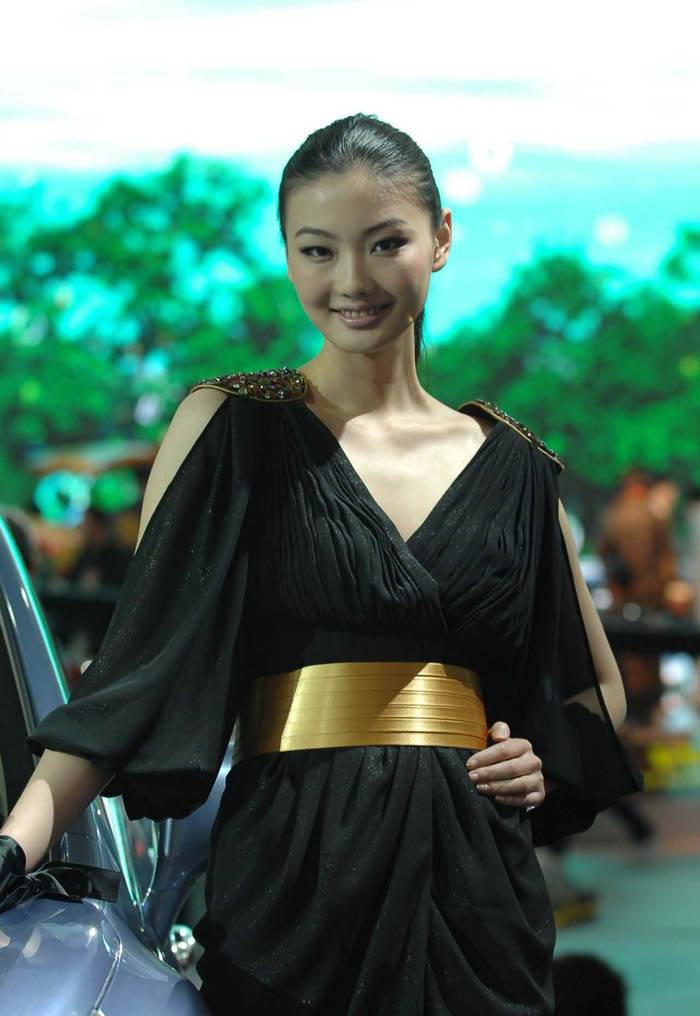 车展上的性感美模妩媚动人照
