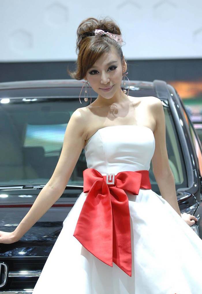 车展上的性感美模妩媚动人照