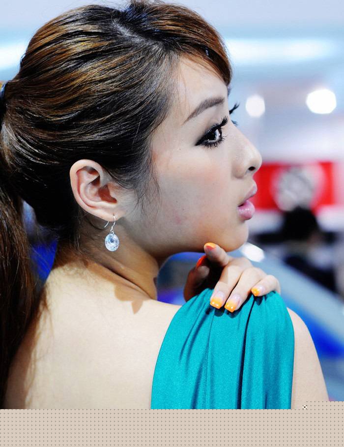 车展上的可爱嘟嘴俏皮美女写真