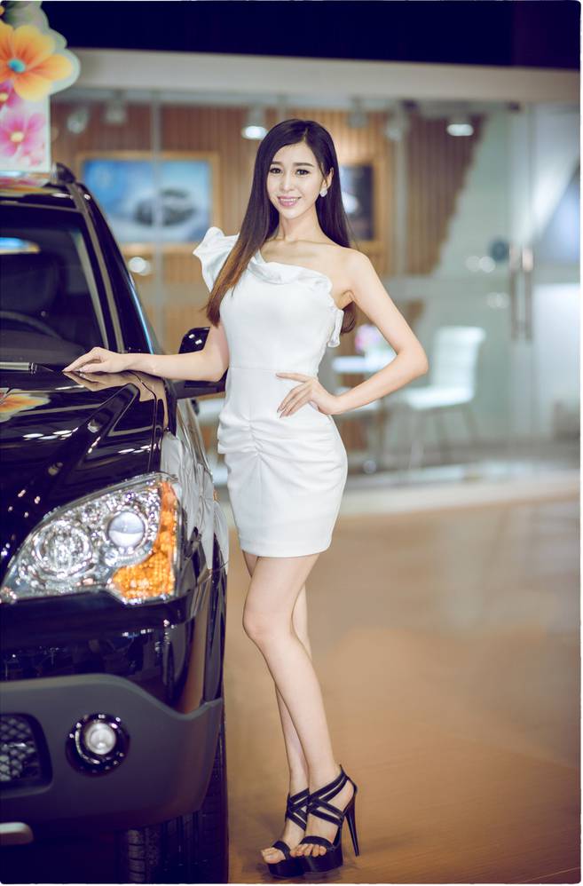 甜美女车模香车为伴性感美拍