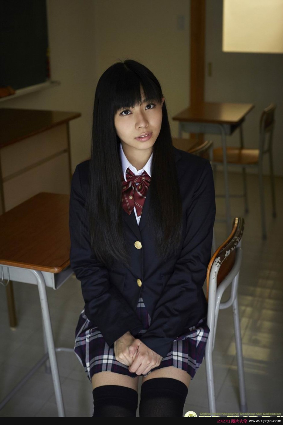 内野未来学生制服性感迷人