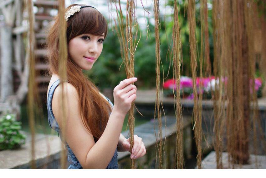 清纯长发模特街拍组图笑容甜美