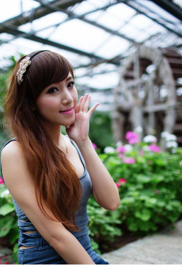 清纯长发模特街拍组图笑容甜美