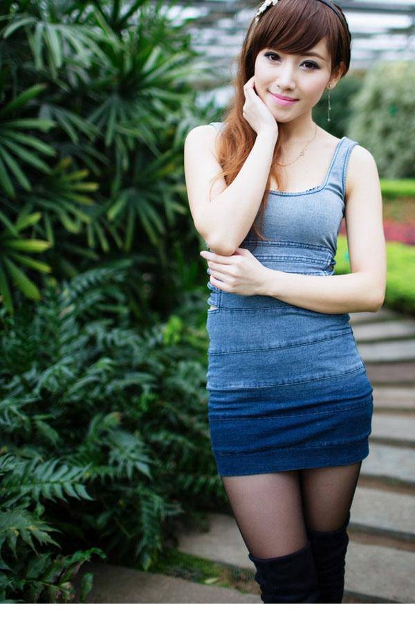 清纯长发模特街拍组图笑容甜美