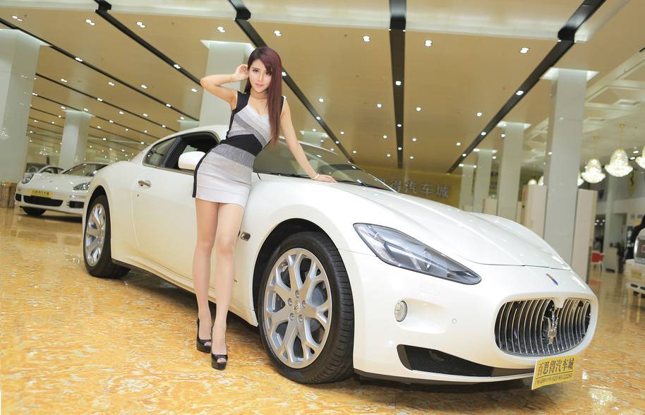 美女主持夏小薇车展秀身姿美腿