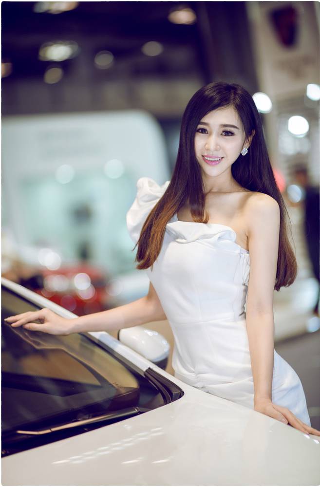 甜美女车模香车为伴性感美拍