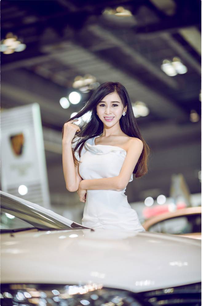 甜美女车模香车为伴性感美拍