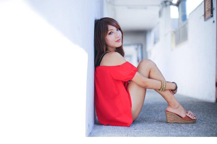 靓丽美女户外写真大片笑容惹人陶醉