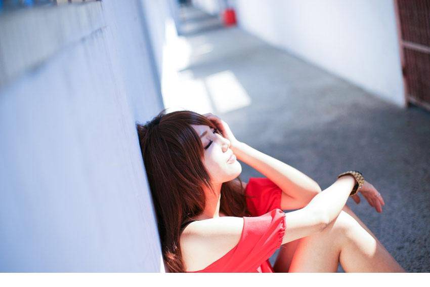 靓丽美女户外写真大片笑容惹人陶醉