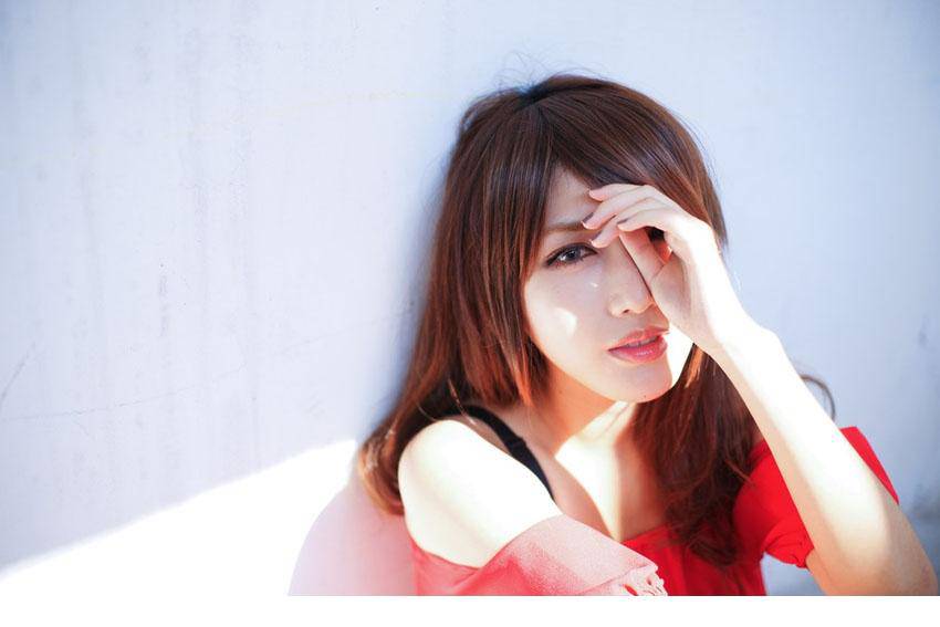 靓丽美女户外写真大片笑容惹人陶醉