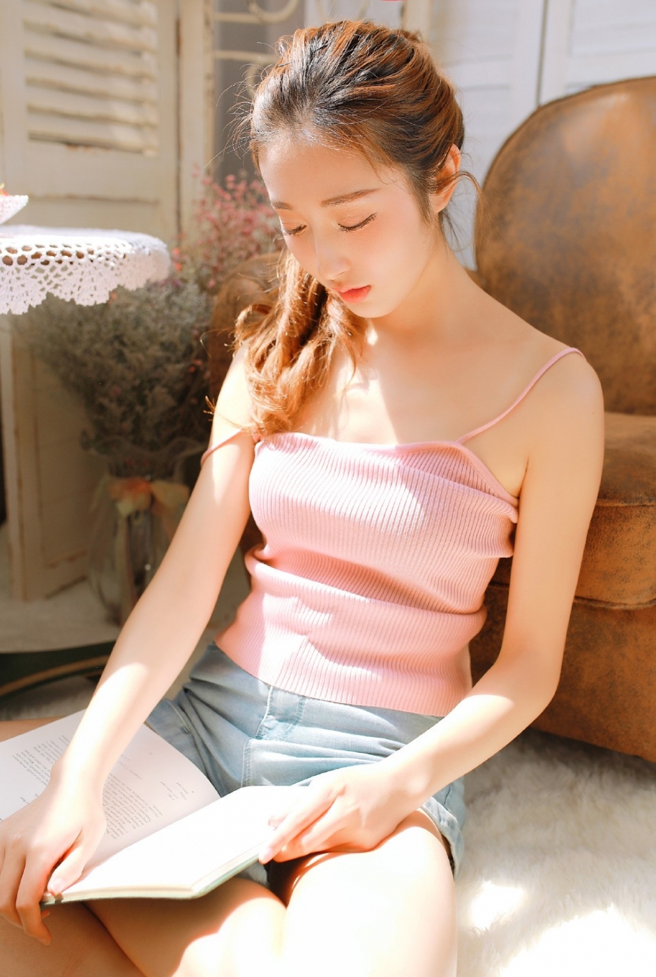 清纯美女吊带香肩牛仔热裤修长美腿唯美写真图片