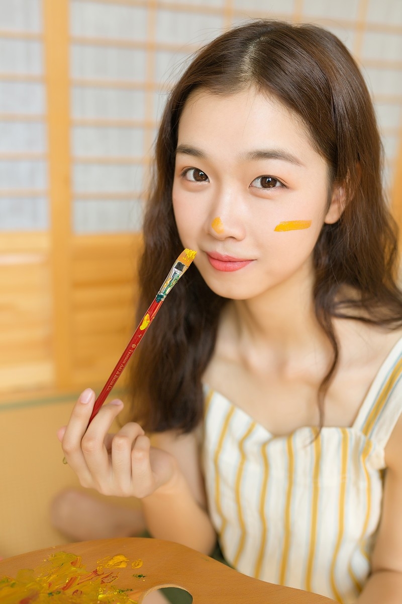 小清新美女吊带香肩短裤美腿白嫩肌肤私房写真