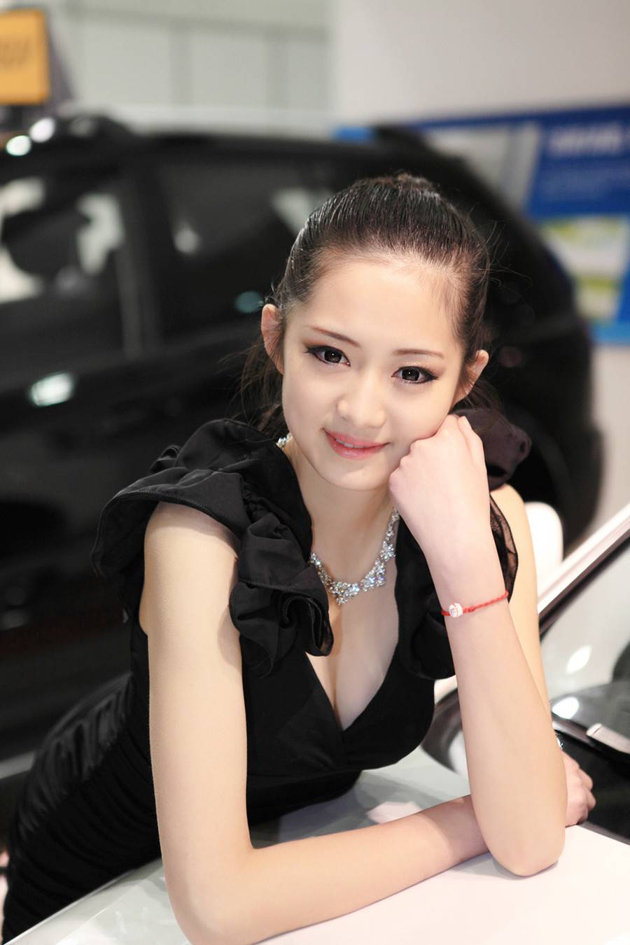 最新车展唯美高清实拍性感耀眼车模