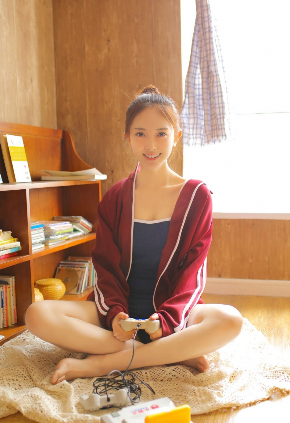 死水库吊带美女红色校服性感制服诱惑写真
