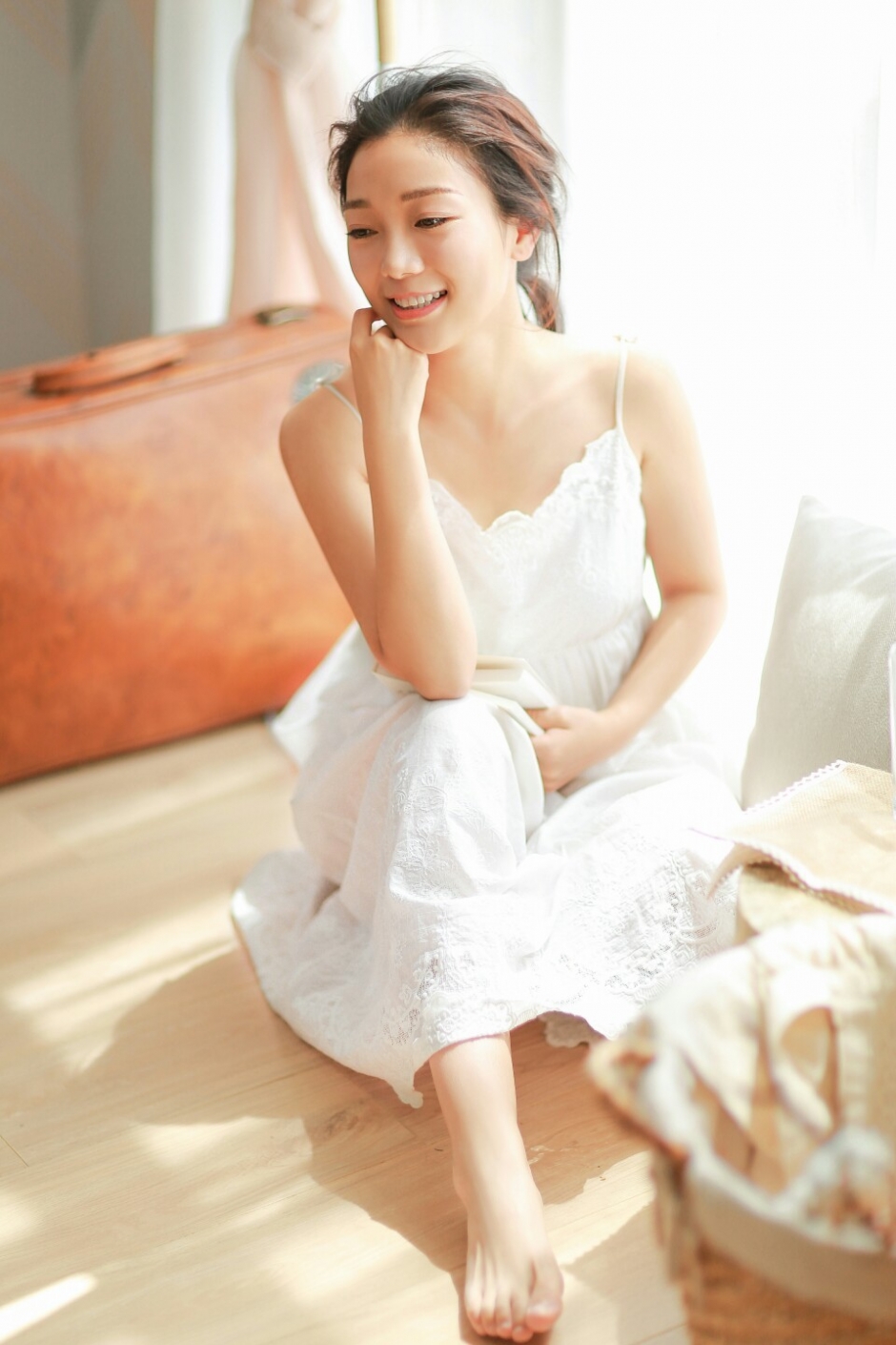 大奶牛美少妇吊带睡裙深v酥胸修长玉腿魅力写真