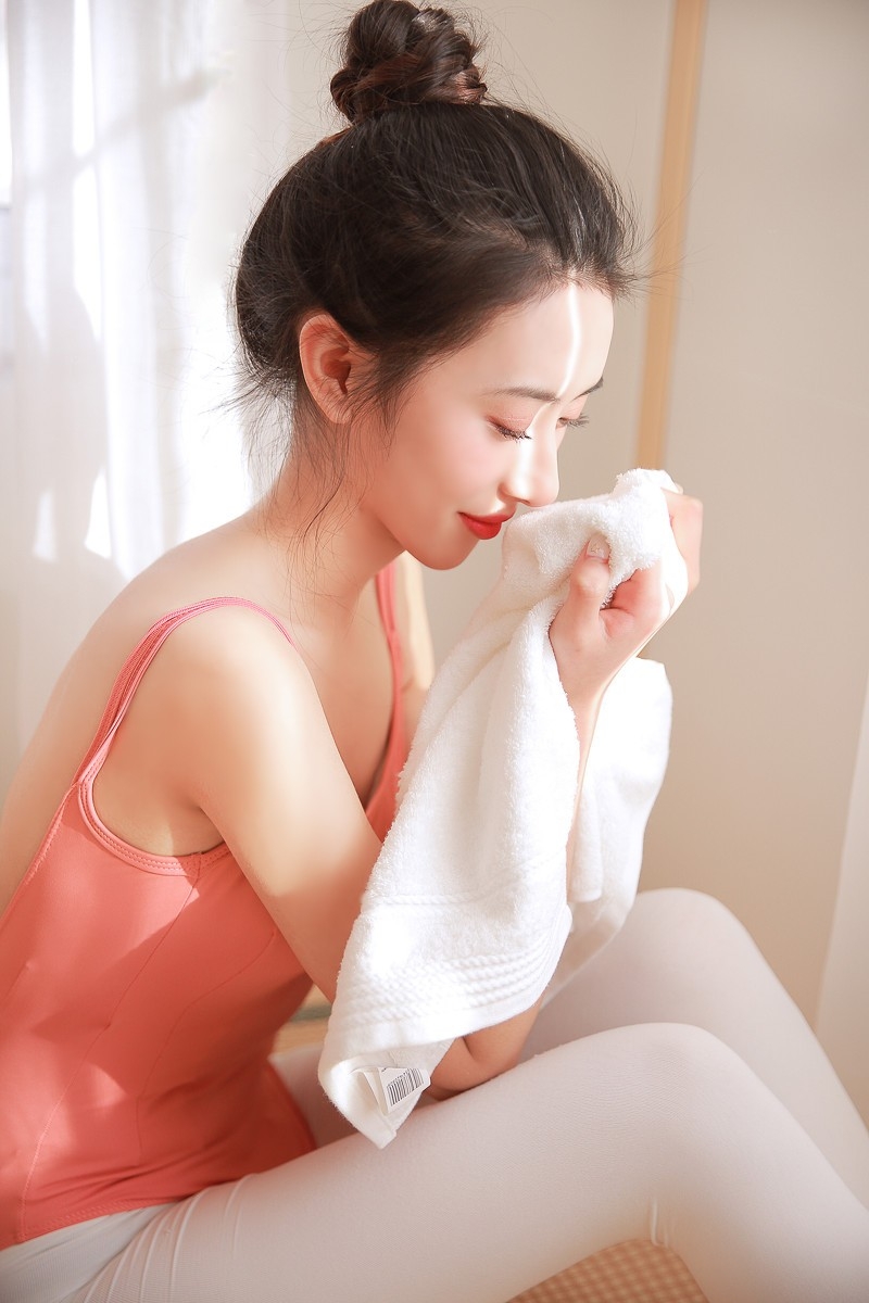 白丝长腿美女模特粉红连体衣性感翘臀诱惑写真