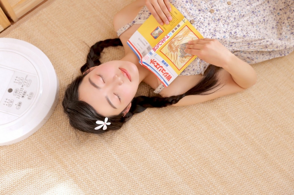 小清新美女吊带碎花裙香肩美腿白嫩肌肤私房写真