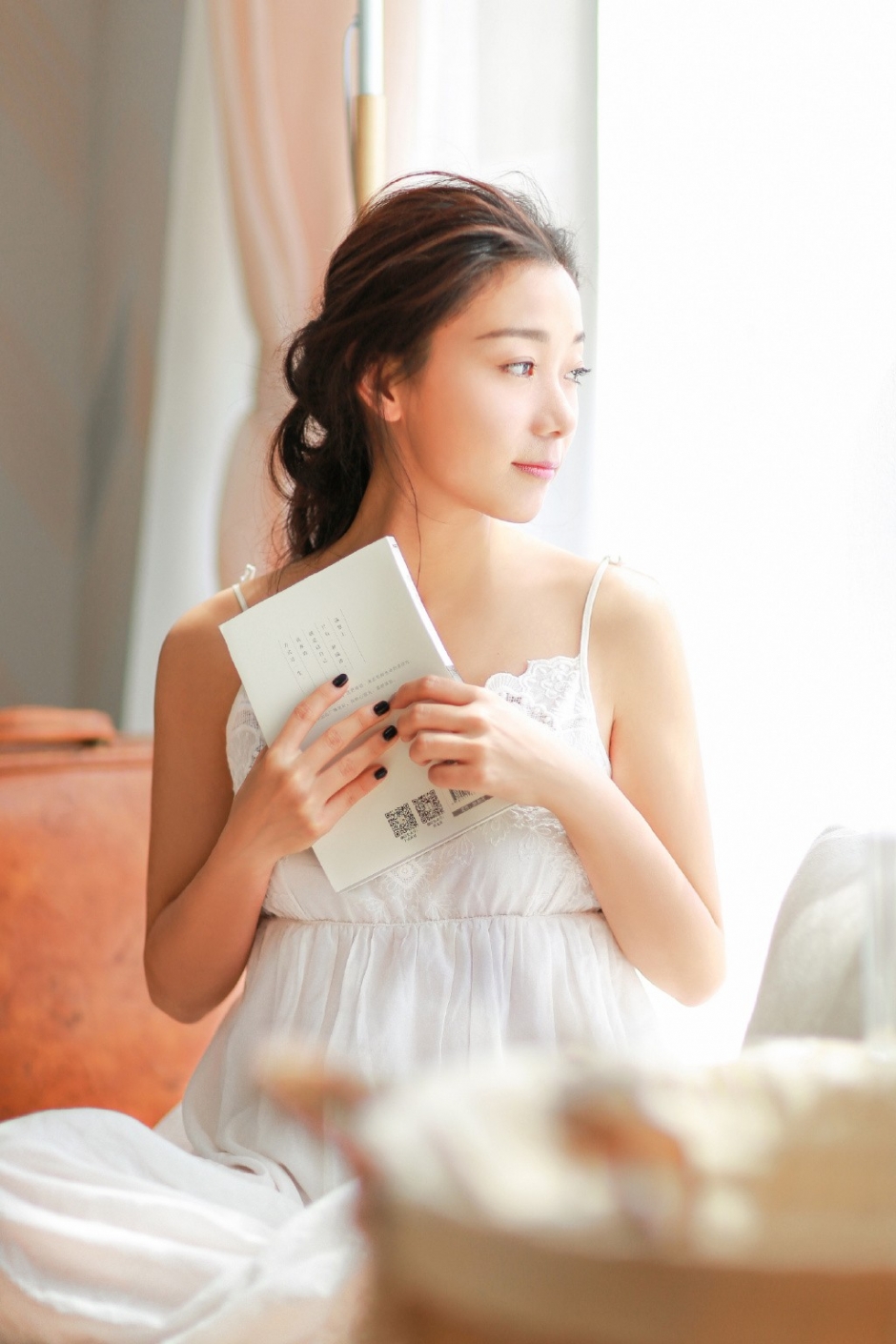 大奶牛美少妇吊带睡裙深v酥胸修长玉腿魅力写真