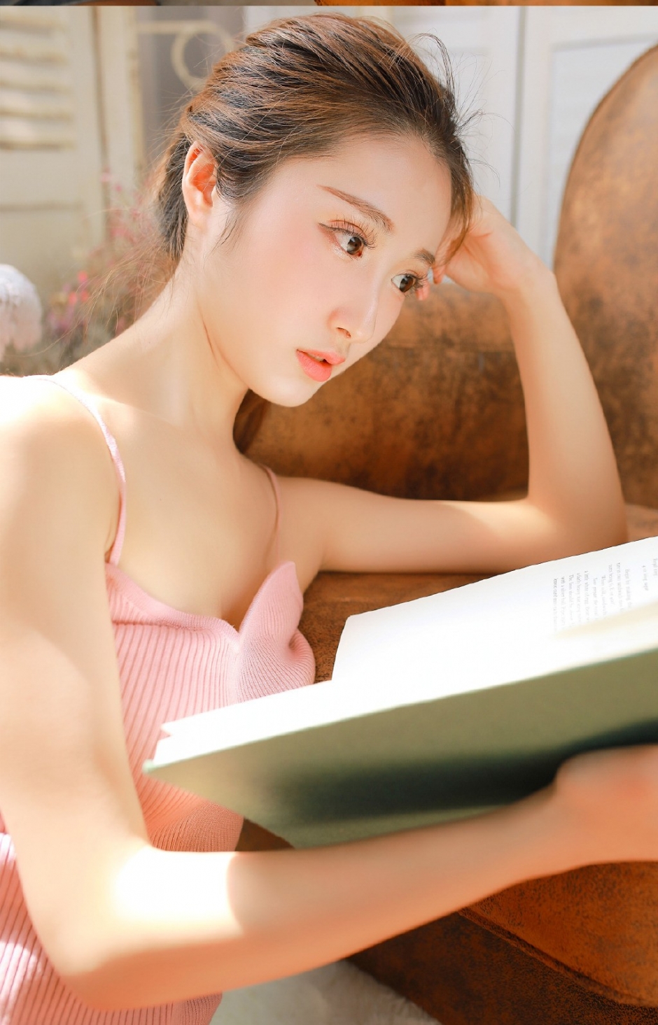 清纯美女吊带香肩牛仔热裤修长美腿唯美写真图片