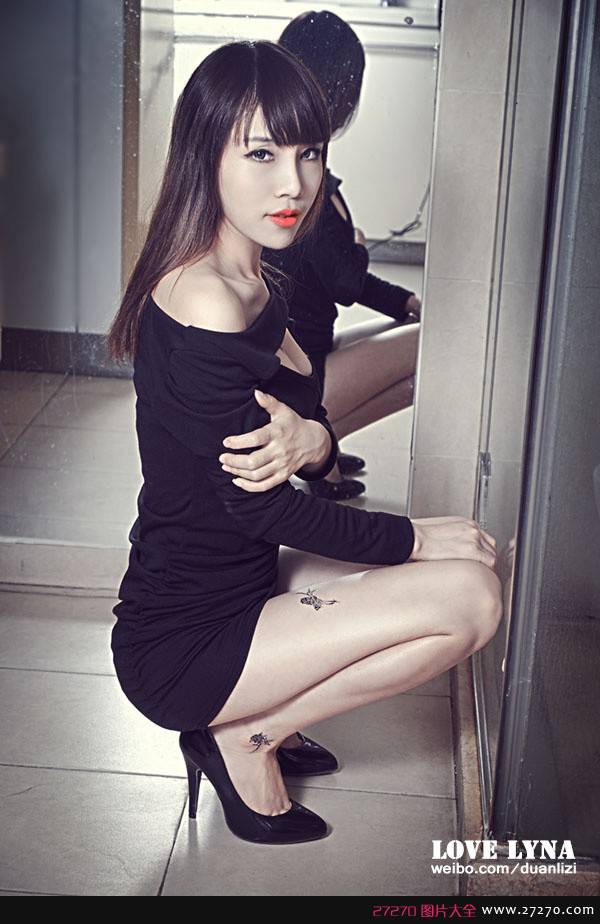 新锐美女模特私房黑色短裙写真