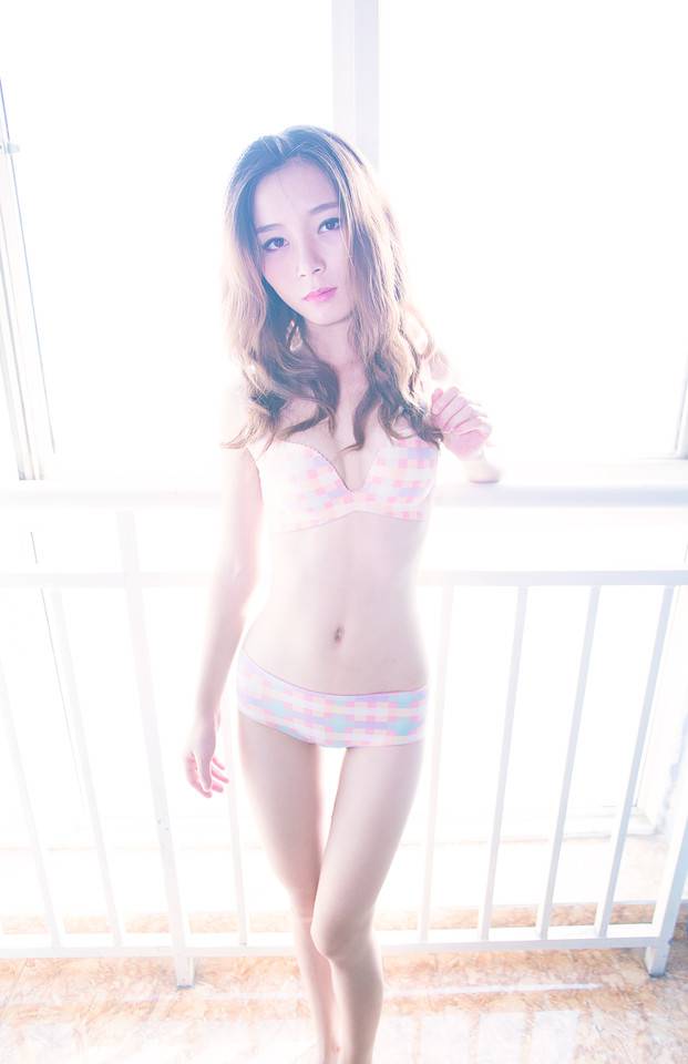 享受清晨阳光粉色内衣美女