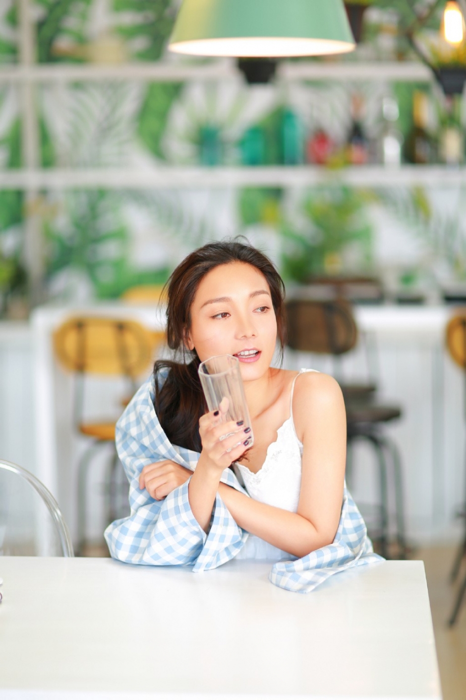 大奶牛美少妇吊带睡裙深v酥胸修长玉腿魅力写真