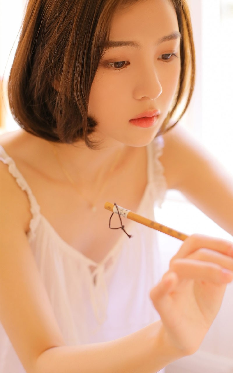 清纯美少女吊带香肩短裤美腿白嫩雪肌私房写真