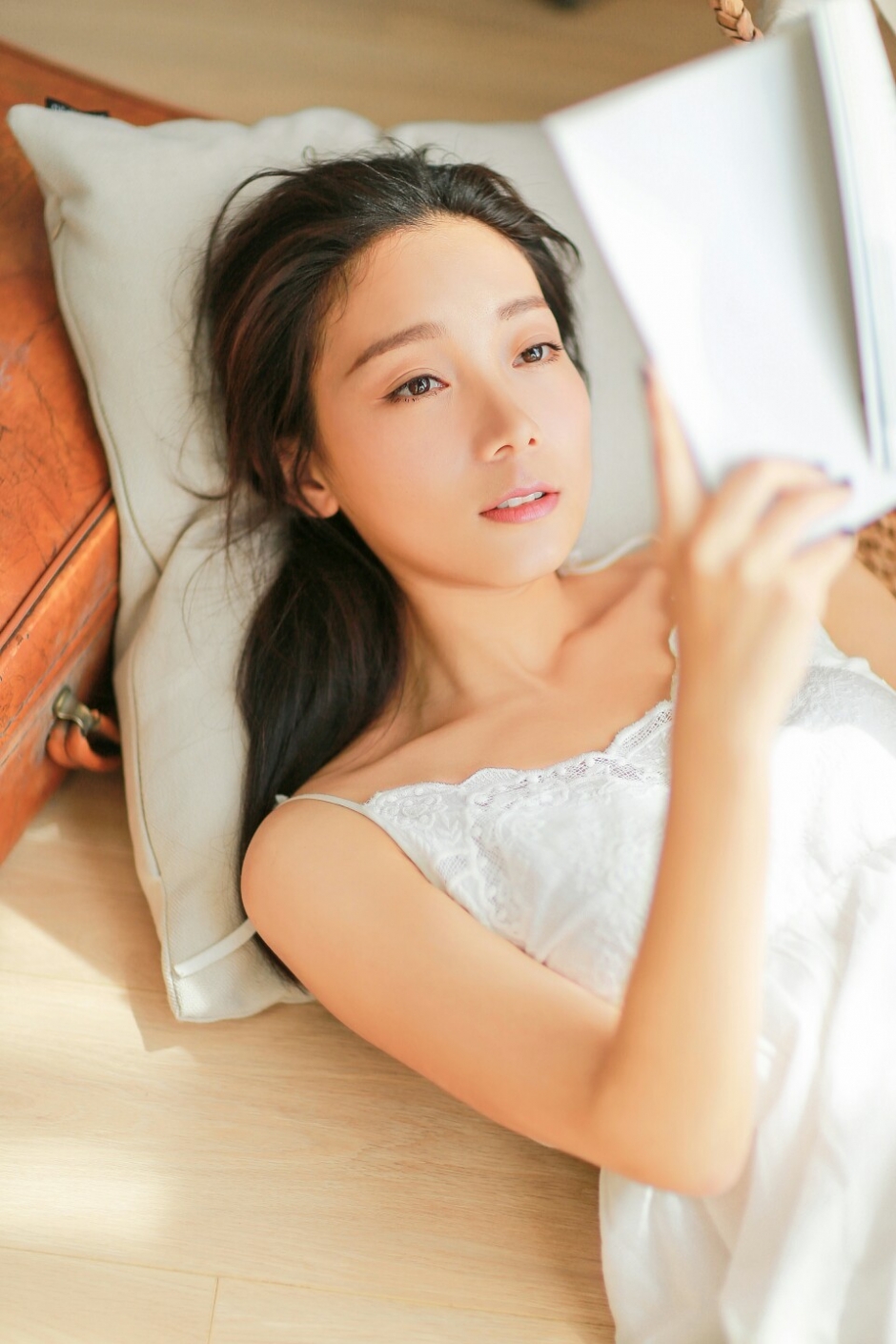 大奶牛美少妇吊带睡裙深v酥胸修长玉腿魅力写真