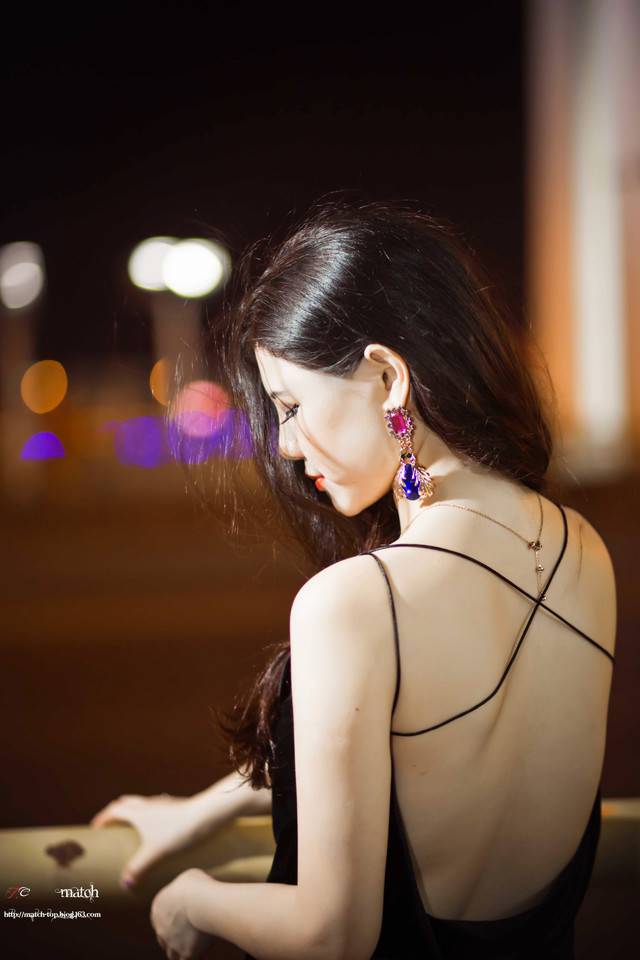 性感黑色吊带裙美女路边清凉照