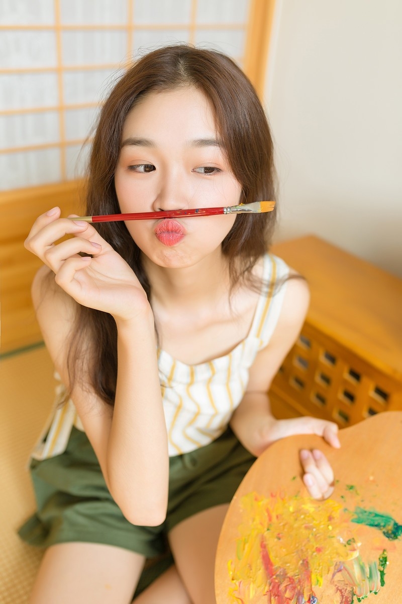 小清新美女吊带香肩短裤美腿白嫩肌肤私房写真