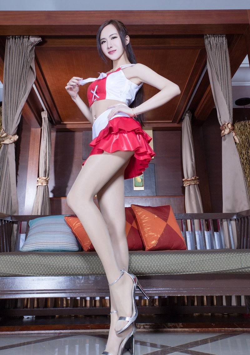 红色超短裙长腿美女模特性感爆乳诱惑写真