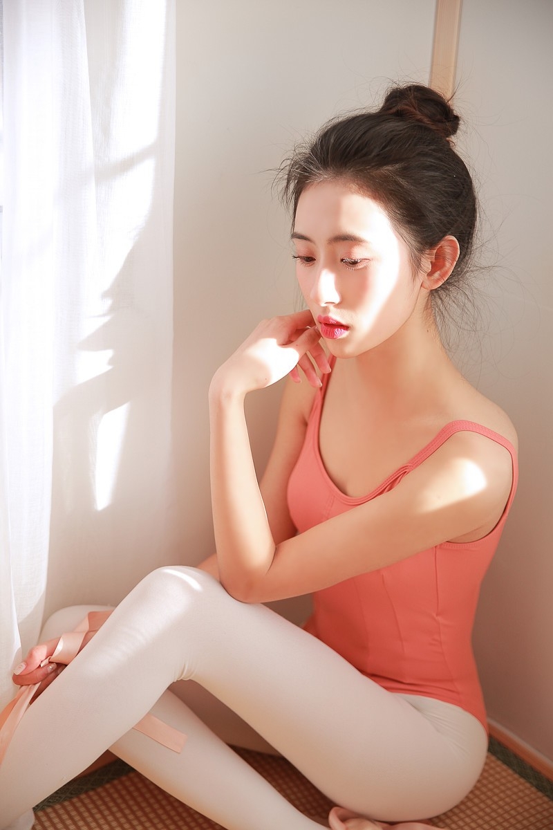 白丝长腿美女模特粉红连体衣性感翘臀诱惑写真