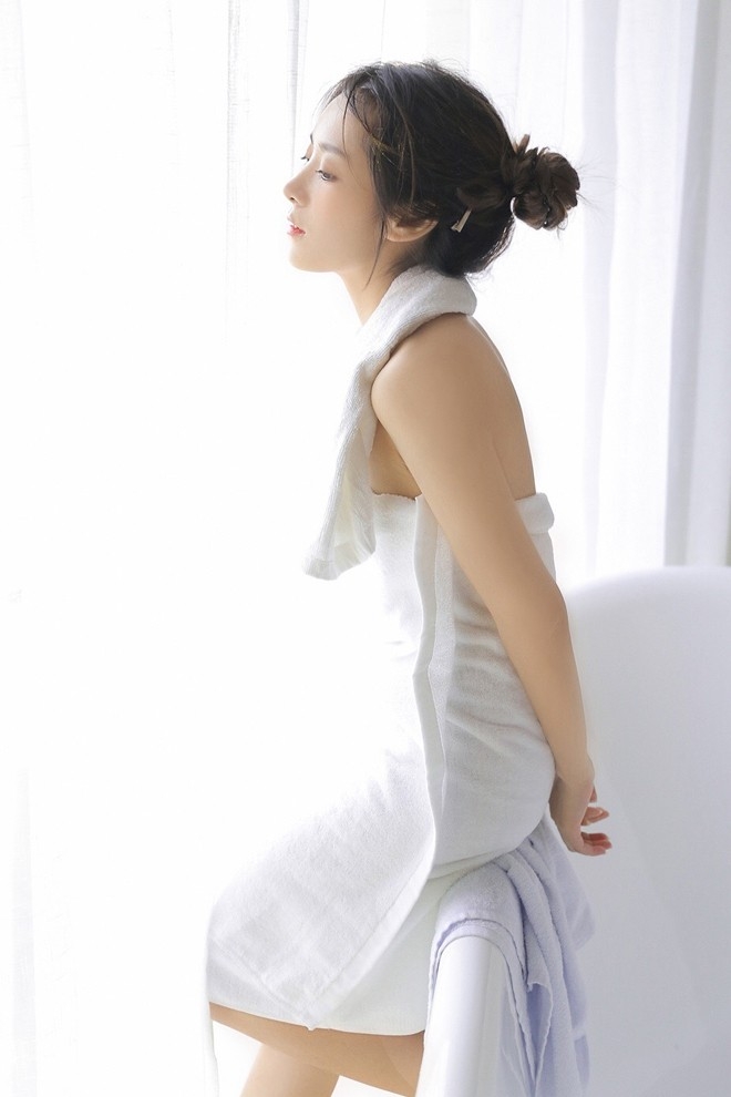 文艺范少女吊带香肩白嫩肌肤甜美笑容清新写真
