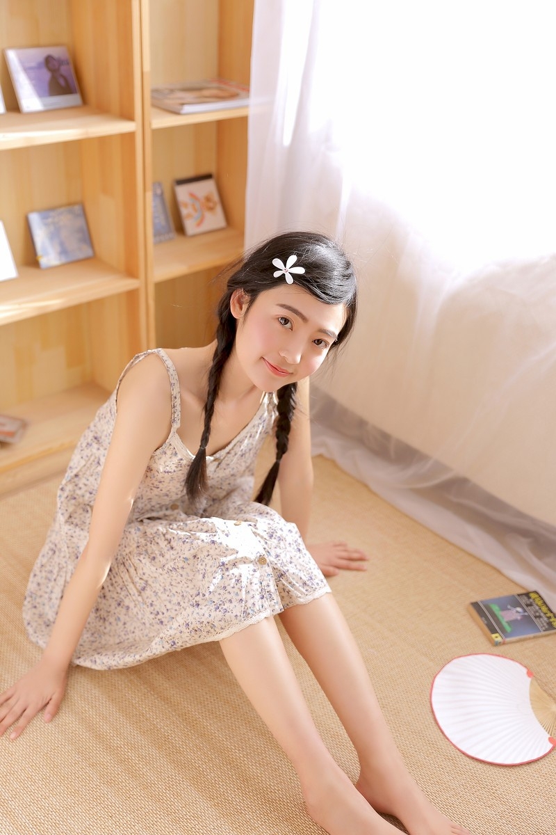 小清新美女吊带碎花裙香肩美腿白嫩肌肤私房写真