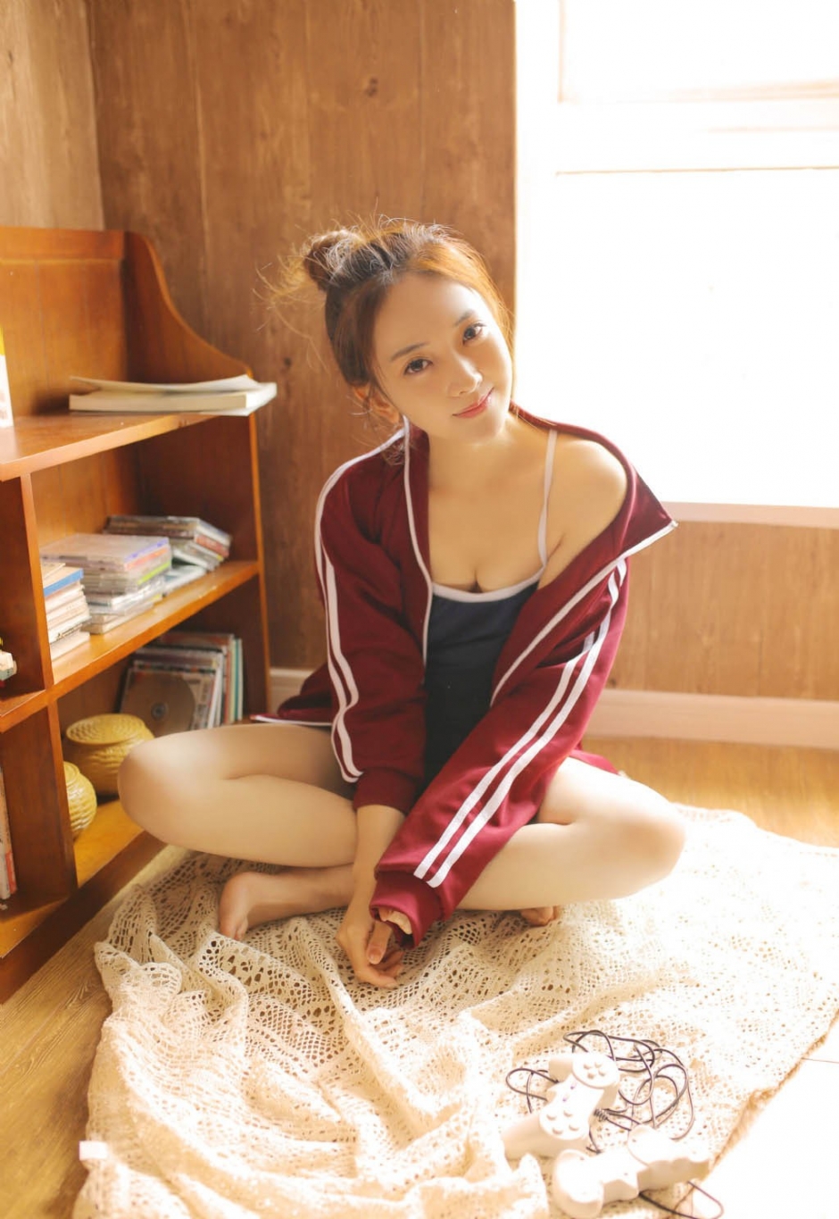 死水库吊带美女红色校服性感制服诱惑写真