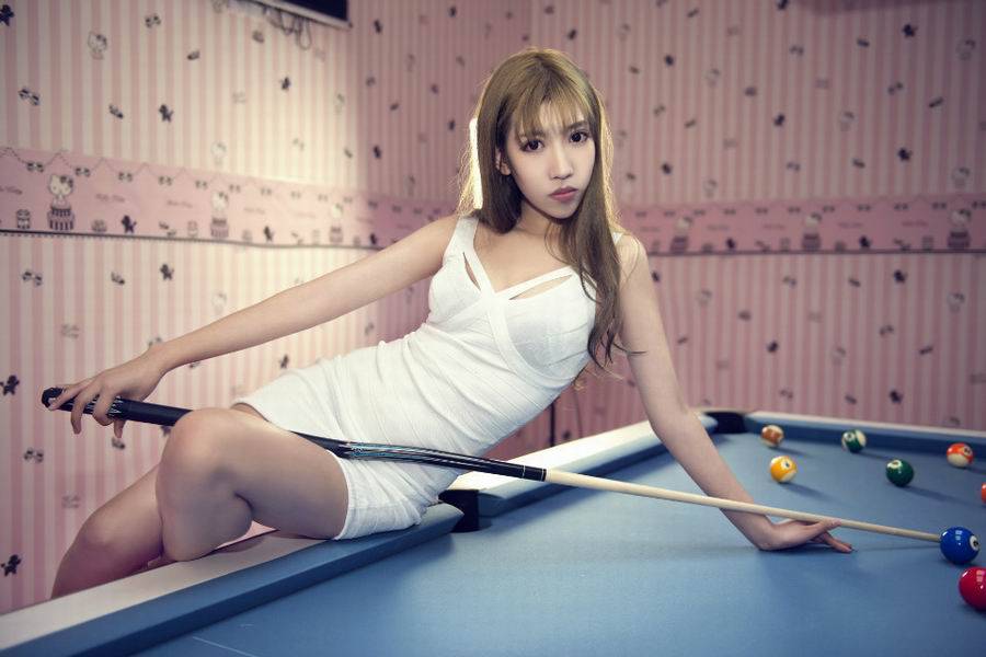 性感美女模特打台球身材火爆