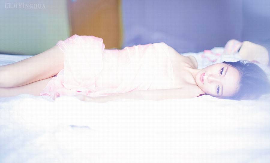 享受清晨阳光粉色内衣美女