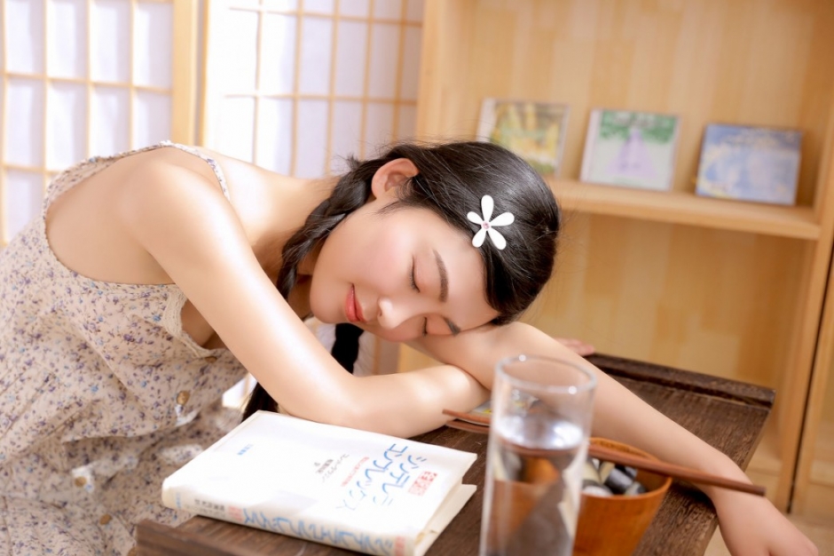 小清新美女吊带碎花裙香肩美腿白嫩肌肤私房写真