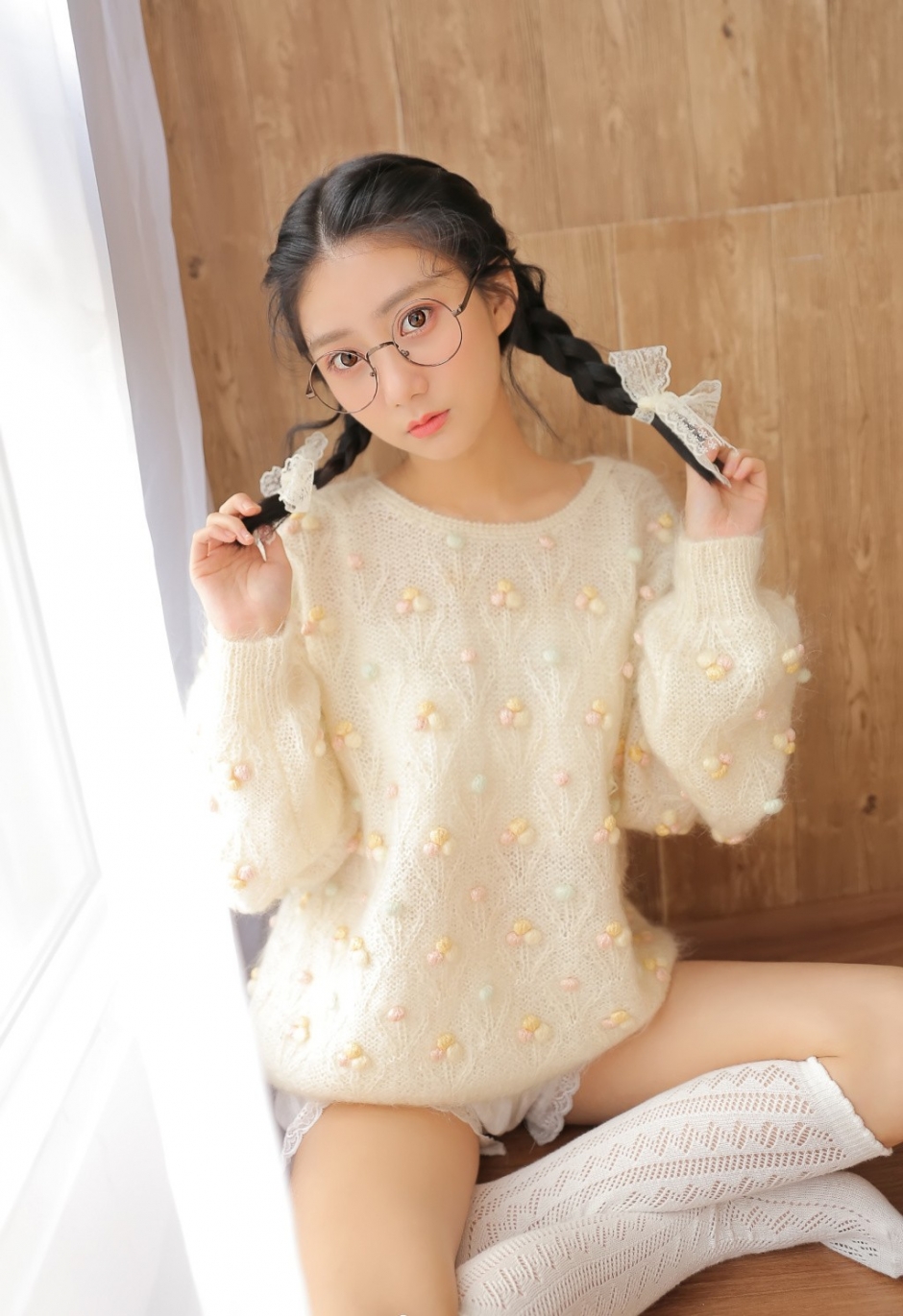 文艺范美少女毛衣短裤白丝美腿清新气质私房写真