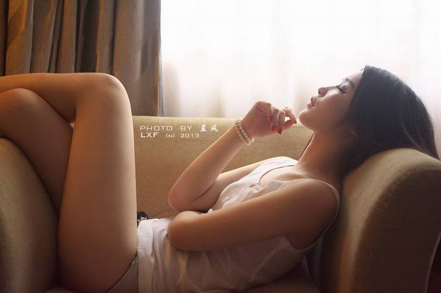90后性感美女妖艳居家私房写真