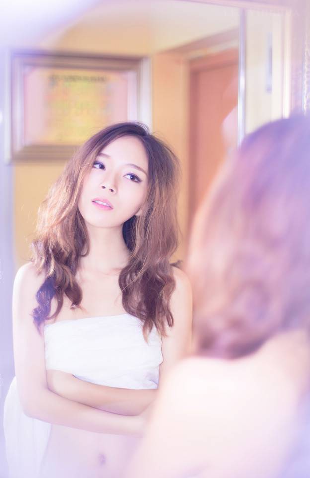 享受清晨阳光粉色内衣美女