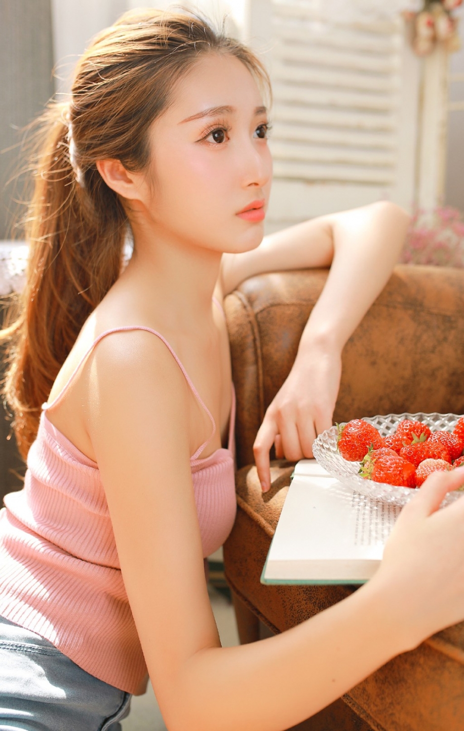 清纯美女吊带香肩牛仔热裤修长美腿唯美写真图片