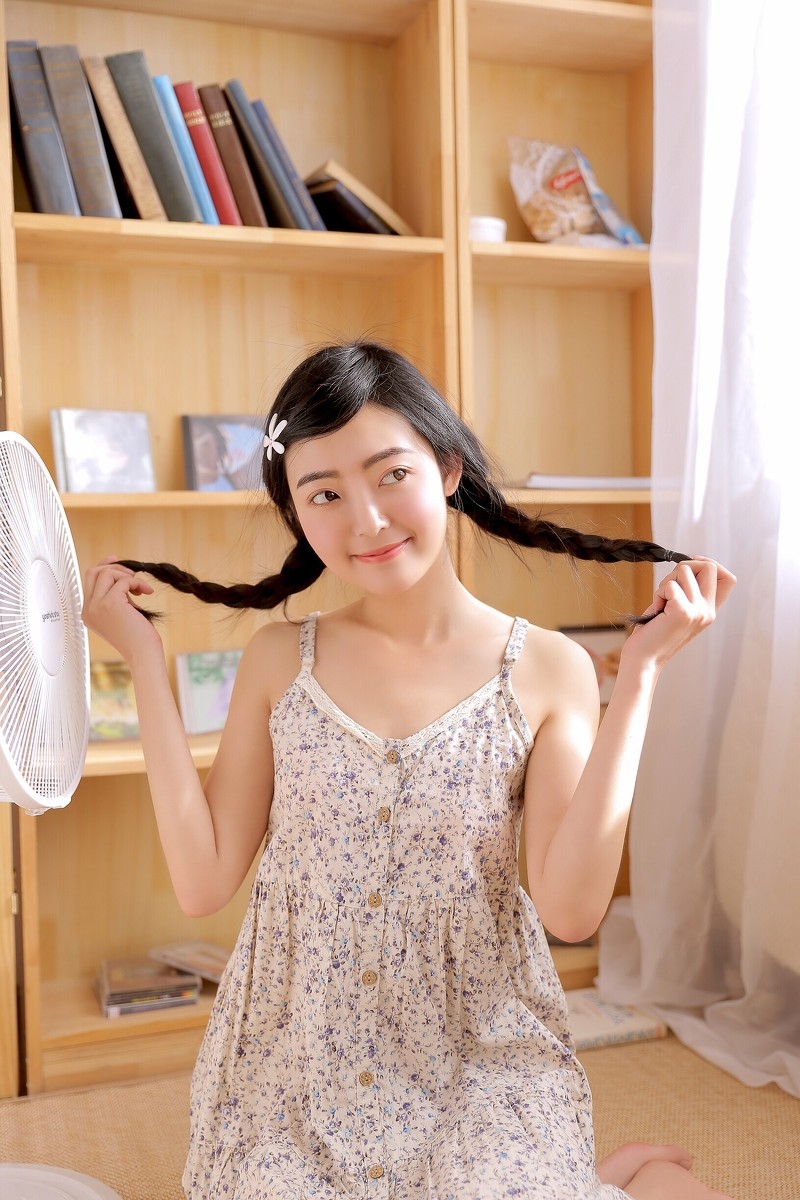 小清新美女吊带碎花裙香肩美腿白嫩肌肤私房写真