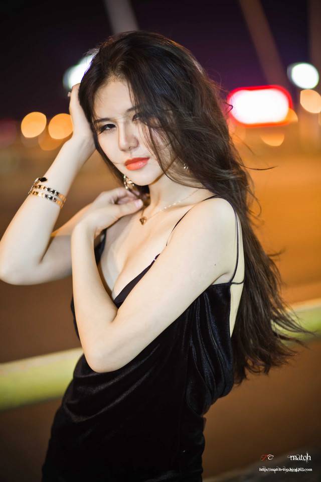 性感黑色吊带裙美女路边清凉照